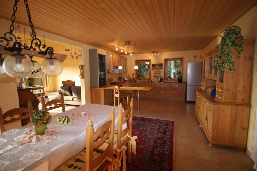 Il comprend une cuisine et une salle à manger avec une table. dans l'établissement Ferienhaus-Sonne-Harz-Sterne, à Hohegeiss