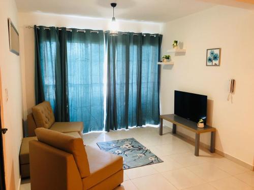 a living room with a couch and a television at Apartamento amueblado in La Romana