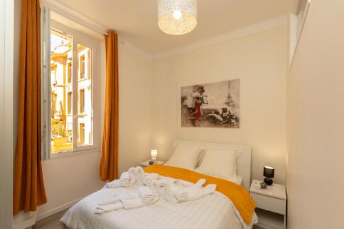 ein Schlafzimmer mit einem Bett mit Handtuchtieren darauf in der Unterkunft Elegant 2 rooms in the heart of Cannes in Cannes