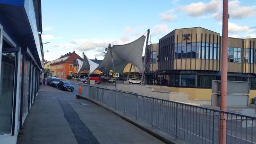 vistas a una ciudad con edificios y una calle en Zimmervermietung Müller, en Zeltweg