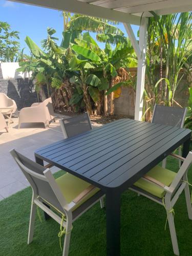 Taman di luar Chez BIBI