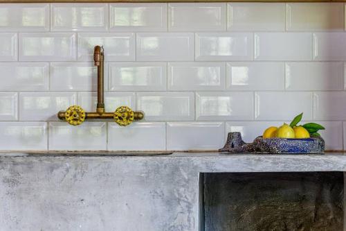 a counter with a bowl of fruit on a counter top at Ateliê - Pousada NaCarapina in São Francisco de Paula