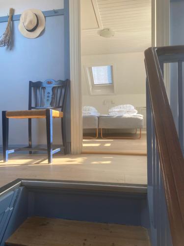 Habitación con 1 dormitorio con 1 cama y 1 mesa. en Skagen Bo Godt Kirkevej en Skagen