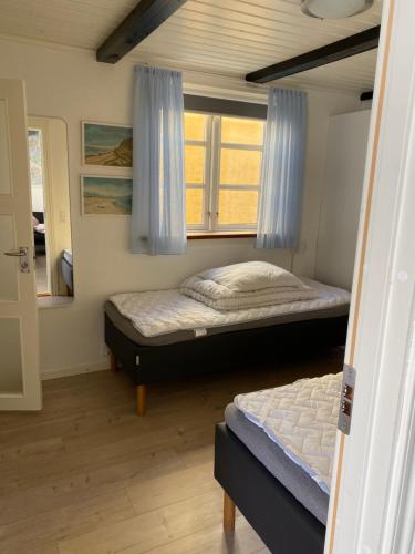 um quarto com 2 camas e uma janela em Skagen Bo Godt Kirkevej em Skagen