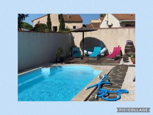 una piscina con sillas azules y rosas junto a ella en Cocon à quelques minutes des plages du Roussillon, en Saint-Nazaire