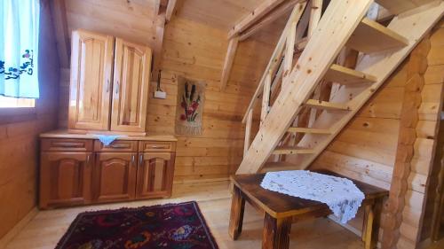 ein Zimmer mit einer Treppe in einem Blockhaus in der Unterkunft ETNO SELO VEZIROV RANČ in Sjenica