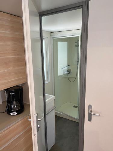 une salle de bain avec douche et porte vitrée dans l'établissement Campsite chalet France at Cotes d'Azur nearby sea, à Roquebrune-sur Argens