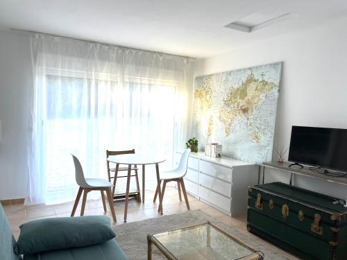 un salon avec une table et des chaises dans l'établissement Appartement dans villa, parking, accès piscine, au Plan-de-la-Tour