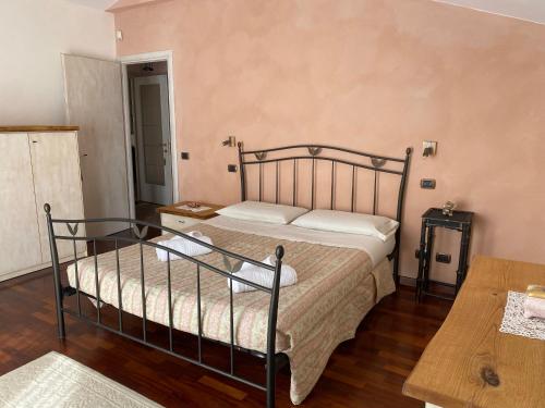 1 dormitorio con 1 cama y suelo de madera en Il casale di Sere en Sarnano