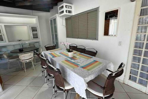 a dining room with a table and chairs at Casa Sossego com Piscina em Chapada dos Guimarães in Chapada dos Guimarães