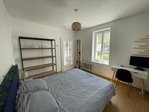 En eller flere senge i et værelse på Maison indépendante au calme - 1ch