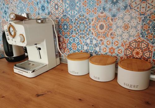 Příslušenství pro přípravu čaje a kávy v ubytování Apartament Boho Ustroń