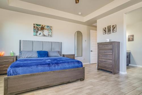 um quarto com uma cama grande e piso em madeira em Las Cruces Home Rental with Organ Mountain Views! em Las Cruces