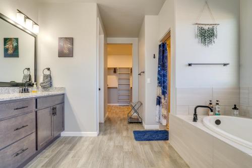 ラスクルーセスにあるLas Cruces Home Rental with Organ Mountain Views!の浴槽と洗面台のあるバスルーム