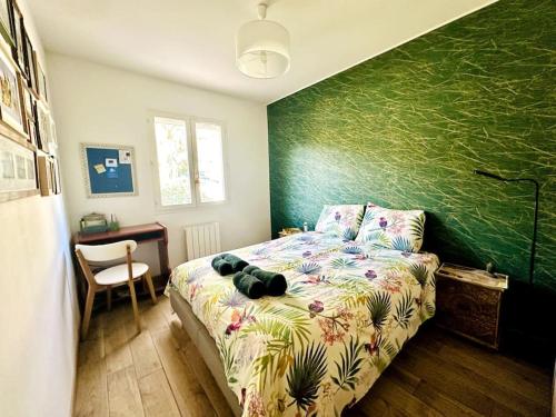 une chambre avec un lit avec un ours en peluche dessus dans l'établissement Villa Les Acacias Piscine et Clim, à Saint-Maximin-la-Sainte-Baume