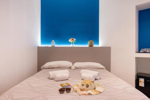 1 dormitorio con 1 cama con 2 almohadas y gafas de sol en My Nice B&B en Niza