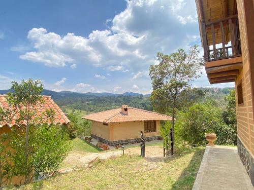 ein Zuhause mit Aussicht auf ein Haus in der Unterkunft Mirkeland- Cabaña in Ráquira