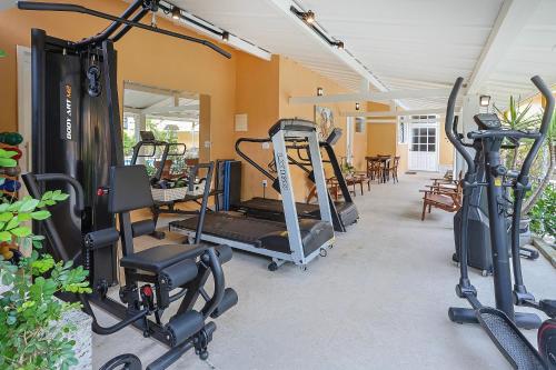 a gym with several treadmills and exercise bikes at Pousada e Adega Lapa do Lobo in Conservatória