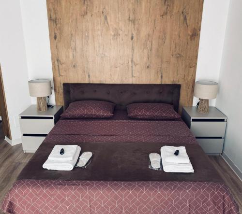 een slaapkamer met een bed met twee handdoeken erop bij Central luxury apartment Iasi in Iaşi