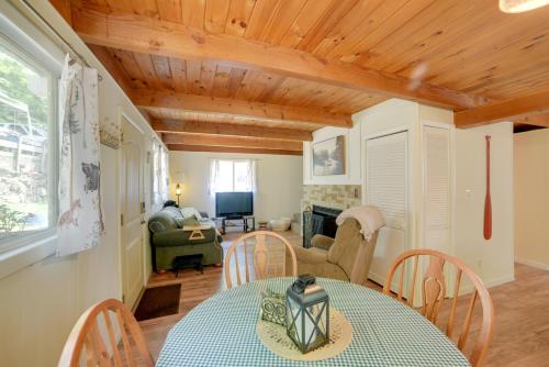 Φωτογραφία από το άλμπουμ του 5 Mi to Fox State Forest Lakefront Home with Dock σε Henniker