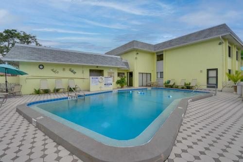 Πισίνα στο ή κοντά στο Siesta Key Condo with Heated Pool Less Than 1 Mi to Beach