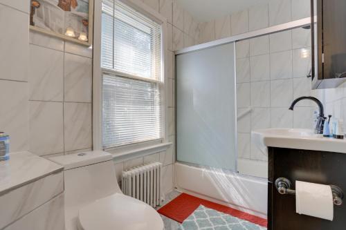 a bathroom with a toilet and a sink and a shower at Cozy Condo about 11 Mi to Manhattan, Pets Welcome in Teaneck