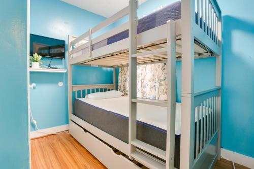 提内克11 Mi to Manhattan Pet-Friendly Duplex with Yard!的蓝色墙壁的客房内的双层床