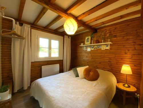 - une chambre avec un lit doté d'une citrouille dans l'établissement Chalet à 50m de la mer - Gold Beach Cottage, à Ver-sur-Mer