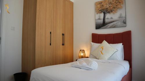 Postel nebo postele na pokoji v ubytování Wanderlust 2BR Escape in Masdar City - Cozy Retreat Near Masdar Park & City Centre