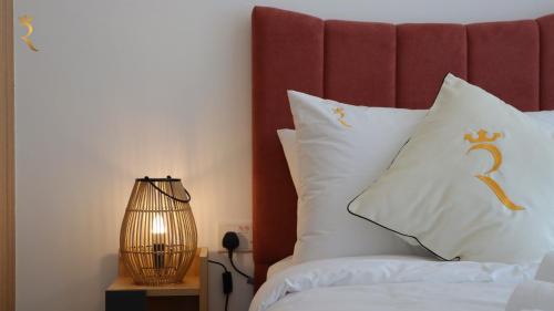 Postel nebo postele na pokoji v ubytování Wanderlust 2BR Escape in Masdar City - Cozy Retreat Near Masdar Park & City Centre