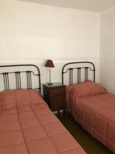 duas camas sentadas uma ao lado da outra num quarto em AlquilertemporarioGP em General Pico
