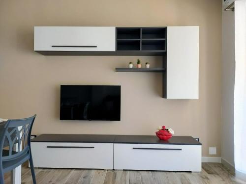 sala de estar con armario blanco y TV en Casa di Roby, en Rapallo