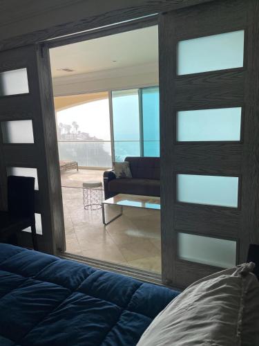 Una habitación con vista a un sofá y una sala de estar. en Las Olas Grand, en Divisadero
