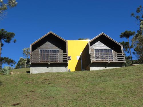 a house on top of a grassy hill at Refúgio da Montanha in Urubici