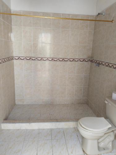 een badkamer met een toilet en een douche bij QUINTA MARIA LUISA in Melgar