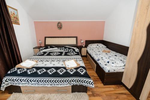 two beds in a small room withskirts at Casa Alex Calimanesti in Călimăneşti