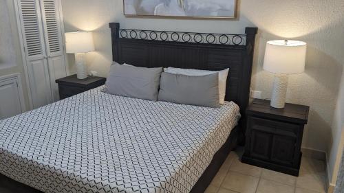 a bedroom with a bed with two night stands and two lamps at Princesa de Penasco B208 - Family Beach Getaway in Puerto Peñasco