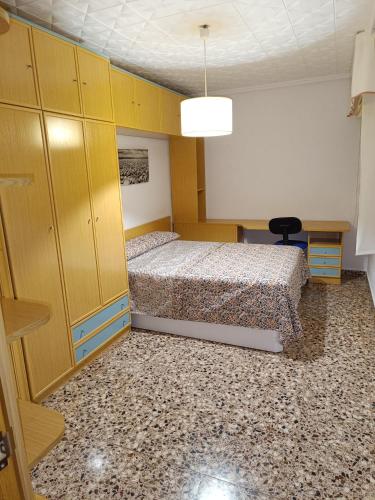 - une chambre avec un lit et des armoires jaunes dans l'établissement Torrellano, à Torrellano