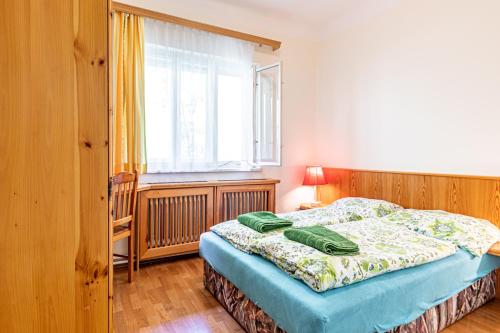 1 dormitorio con cama y ventana grande en Mountain Horse Ranch Vienna Alps 