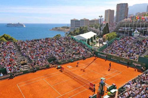 une foule nombreuse de gens qui regardent un match de tennis dans l'établissement Studio NEUF - PORTES DE MONACO - Confort - Wifi - Clim, à Monte-Carlo
