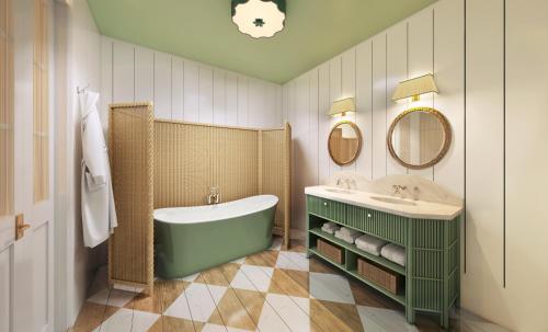 W łazience znajduje się wanna, umywalka i lustro. w obiekcie The Dunlin, Auberge Resorts Collection w mieście Johns Island