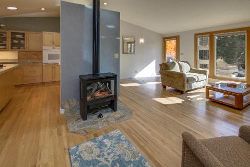 a living room with a fireplace in the middle at West Hills HideAway in Bend