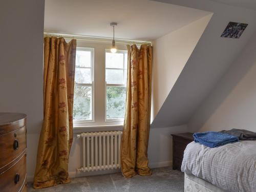 - une chambre avec un lit et une fenêtre dans l'établissement West End Farm, à Heathfield