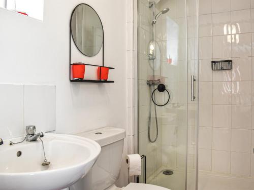 uma casa de banho com um WC, um lavatório e um chuveiro em Roseus - Uk44706 em Combe Martin
