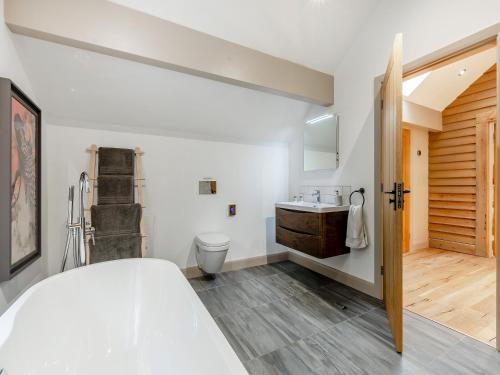 Timble的住宿－Silver Birch Lodge，白色的浴室设有水槽和卫生间。