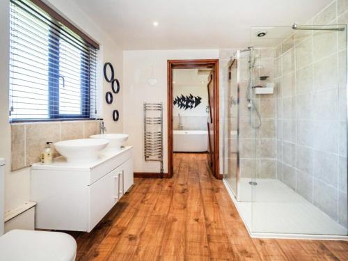 a bathroom with two sinks and a shower at Melsham House in Freethorpe
