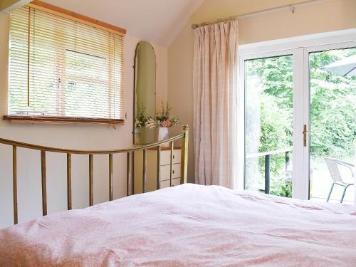 1 dormitorio con cama y ventana en Beck Gate en Alburgh