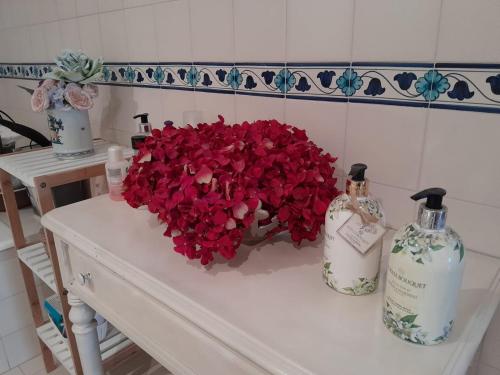 エシュポゼンデにあるCasa Ruralのテーブル(ボトル2本付)とバラの花束
