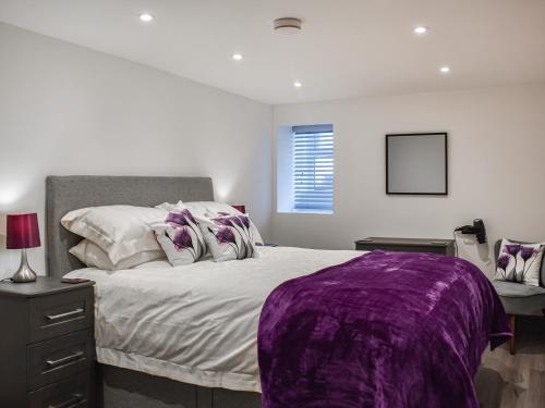 En eller flere senge i et værelse på Skiddaw View Cottage - Uk44655