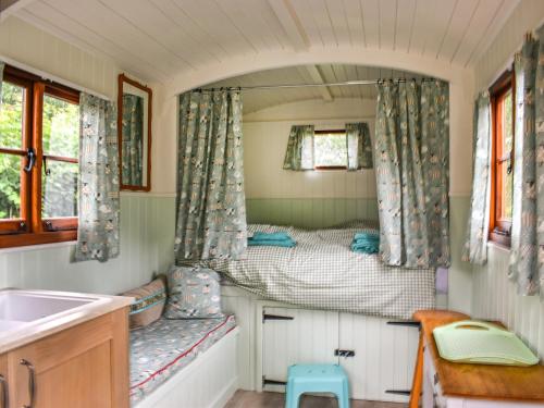 CalstockにあるThe Orchard - Uk44826の小さな家の中にある小さなベッドルーム1室(ベッド1台付)